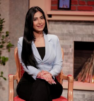 Delnya Mohammadi Instagram - بەرنامەی (چیرۆك )
تایبەت بە منداڵە ئازیزەكان
كۆمەڵێك چیرۆكی بەسودم بۆ منداڵە ئازیزەكان نووسیوە و لەبەرنامەیەكی تایبەت
پێشكەشتانی دەكەین🦋
Photo: @mohammed.a.shwani 🙏🏼
 @avaentertain