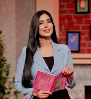 Delnya Mohammadi Instagram - بەرنامەی (چیرۆك )
تایبەت بە منداڵە ئازیزەكان
كۆمەڵێك چیرۆكی بەسودم بۆ منداڵە ئازیزەكان نووسیوە و لەبەرنامەیەكی تایبەت
پێشكەشتانی دەكەین🦋
Photo: @mohammed.a.shwani 🙏🏼
 @avaentertain