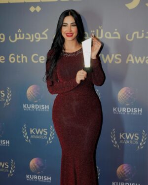 Delnya Mohammadi Instagram - پیرۆز بای لە دەرهێنەر و ئەكتەر و هەموو ئەو ئازیزانەی جێ دەستیان لە فیلمی سینەمایی ١٩٨٨
 دیارە دەكەم بە خۆشحاڵیەوە خەڵاتی باشترین فیلمی ساڵی ٢٠٢٣ ی وەرگرت
@1988_film 🦋
@hezhwanov 
@hoomanbehmanesh 
@shamaly_abarash 
@dastankakarashabdul 
@ako.sharif.official 
@nessrin.hassan0 
@hamid_yosof 
@qadrjalal 
@remanplay