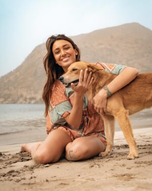 Delphine Wespiser Instagram - C’était au Cap Vert un peu avant Noël 
Rencontre inattendue sur la plage 🐚🐕 
#capeverde #caboverde