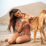 Delphine Wespiser Instagram - C’était au Cap Vert un peu avant Noël Rencontre inattendue sur la plage 🐚🐕 #capeverde #caboverde