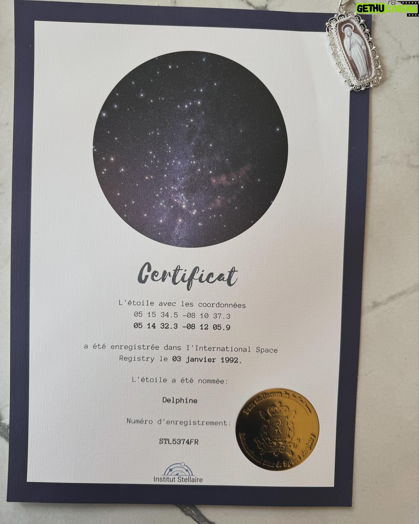 Delphine Wespiser Instagram - Parfois certains inconnus vous connaissent t’ils mieux que vous même ? Voici un colis , une lettre , et des intentions très personnelles qu’un inconnu m’a offerte. 💌💫 Merci pour ces étoiles dans le ciel, ce médaillon si précieux qui réuni les 3 secrets de ma vie , mes 3 forces et mes 3 failles. Et merci pour ces mots et cette douce protection sculptée dans le bois. Cher Sylvain ? Vous m’avez fait pleurer , sourire , vous m’avez boulversé et fait louper 2 trains .. chamboulée par ces mots et ce don d’ame qui a touché la mienne.