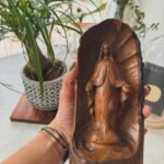 Delphine Wespiser Instagram - Parfois certains inconnus vous connaissent t’ils mieux que vous même ? Voici un colis , une lettre , et des intentions très personnelles qu’un inconnu m’a offerte. 💌💫 Merci pour ces étoiles dans le ciel, ce médaillon si précieux qui réuni les 3 secrets de ma vie , mes 3 forces et mes 3 failles. Et merci pour ces mots et cette douce protection sculptée dans le bois. Cher Sylvain ? Vous m’avez fait pleurer , sourire , vous m’avez boulversé et fait louper 2 trains .. chamboulée par ces mots et ce don d’ame qui a touché la mienne.