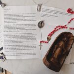 Delphine Wespiser Instagram - Parfois certains inconnus vous connaissent t’ils mieux que vous même ? Voici un colis , une lettre , et des intentions très personnelles qu’un inconnu m’a offerte. 💌💫 Merci pour ces étoiles dans le ciel, ce médaillon si précieux qui réuni les 3 secrets de ma vie , mes 3 forces et mes 3 failles. Et merci pour ces mots et cette douce protection sculptée dans le bois. Cher Sylvain ? Vous m’avez fait pleurer , sourire , vous m’avez boulversé et fait louper 2 trains .. chamboulée par ces mots et ce don d’ame qui a touché la mienne.