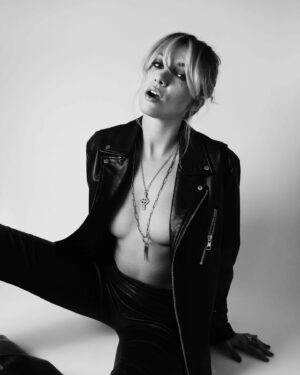 Delphine Wespiser Instagram - 