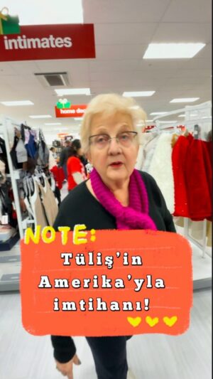 Demet Tuncer Instagram - We love T.J.Maxx!
This time, I took my mom along to test her cultural decor knowledge of Xmas…
Loved the look on her face and her naive surprise… see even after 75 one can still learn new things!
TJMaxx is a fun store I go to often to clear my head, get inspired and motivated🙈🙈 
I check out their bag section, whenever I like something I realize its being guarded like the entrance of Buckingham Palace!!🙈🥴
I sometimes ask them to “open the gaaaatez” to spoil meself mate! Where do YOU go? Any other recommendations for fun, quality bags?

Vay anam vaaay! 
Tüliş’im yaaa… yine yeni bir bilgi ve kültür kattım ya yaşına, gam yemem! Aslında şok edecek şeyler var ama ürkmesin, geri gelsin!!🙈🙈
Burada TJMaxx diye bir dükkan var ve ara ara girip bakmayı seviyorum. Türkiye’den takılar bile buluyorum, hem de, nazar boncuklu!
Çok aşırı pahalı olmamakla beraber, benim tipik şansım diyeyim, elimi attığım yine hep en pahalı şeyler oluyor… Vallahi de nillahi de saadece hoşuma giden renk ve model diye bakıyorum ki…. Seçtiğim çantaya bi özel güvenlik koymamışlar diyorum… Aa bak o da süper ilginç içerik çekeyim… hoş markette peynir bile kitlendikten sonra çanta yanında fos kalır…🙈

Başka ne merak ediyorsunuz? Diiin gııı!!
Annemi nerelere götüreyim?

.
.
.
.
.
.
@tjmaxx #bagslovers #xmastreeskirt #funwithmom #fundaywithmom #momandi #meandmymom @tulinnavukat