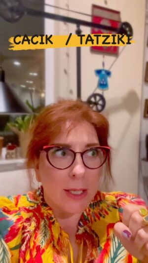 Demet Tuncer Instagram - CACIK -CACİKİ Kardeşliği…..

Yurtdışında cacığımız tatziki olmuş diyenikirsiniz ama aslında akdeniz mutfağı diyelim, bizim kültürün mutfağı… Mutfak kardeşliği….

Bence gurur duymalı ikisiyle de… sonuçta bizim coğrafyanın temsilcilerinden… yurtdışında nasıl Döneeer döneeer demiyor-diyemiyorsak ve GYROS denince döner anlaşılıyorsa… istediğini yemek için bulunduğun ülkenin, kültürün anladığı kelimeyi kullanmak sonuca götürecek….

Allahtan Turkish Delight önceden akılda kalmış, o değişmiyor… sonradan gıcık olmaktansa kültüre önceden sahip çıkıp firmaya branding yapar gibi ülke değerlerine de branding yapmak gerek…
Sence?