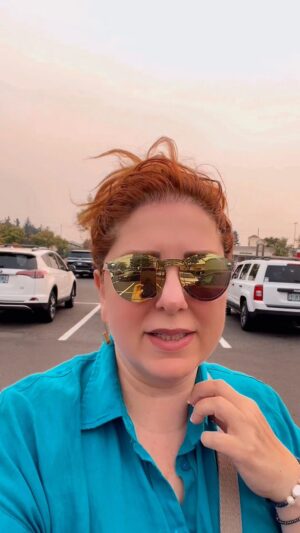 Demet Tuncer Instagram - WILDFIRE SEASON IS BACK IN OREGON!!

Yine Oregon yanıyor… Umarım bu sene California ve Oregon yangınları yine felakete dönüşmez! 

Her gün telefonlara car car alarm geliyor, aşırı rüzgardan elektrikleri kesilebilecek yerler diye yazmışlar. Burada elektrik hatları havada ve her yer ağaç, bir kıvılcım felakete yol açabilir diye herkes hazırolda bekliyor..

Ah hele Türkiyem’de yanan kül olan ciğerleriniz… hayvanlar, ekosistemi… bir türlü alınamamış kifayetli uçaklar… geçen seneden daha temkinli olduğumuza inanmak istiyor, toprak anaya şifa yollayarak yeni günü sana bırakıyor, geceyi ben devralıyorum… 

Annelerimizin dediği gibi… “Sabah ola hayır ola!”

Biraz hüzünle ama hep umutla… seviyorum seni!

.
.
.
.
.
.
.
.
#wildfiresafety #wildfiresmoke #oregonwildfires #oregonfire #oregonfire @kgwnews @theoregonian @orta_pdx @insidertravel @traveloregon @oregongovbrown