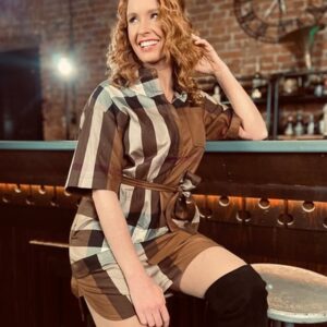 Denisa Nesvačilová Instagram - Kdybych byla drink, z čeho bych tak asi byla? Notná dávka hořkosti a kyselosti, ale se slaďoučkým dojezdem, říkali. 😅 A taky by asi byl docela silnej! Skoro by se mělo říct: konzumujte opatrně a jen, pokud je vám 18 😂😂😂
Jaký drink byste byli vy? 
Hezkej páteček! 😎🥳
 #mocseneopijte #járadšipracuju