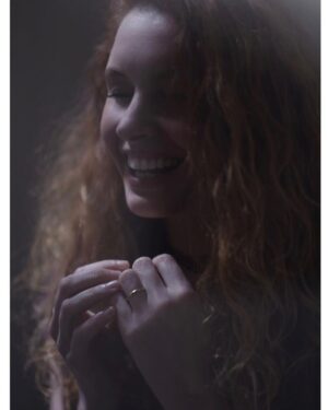 Denisa Nesvačilová Instagram - Nebudu se tu rozplývat jako většina mých přátel, jak krásný rok jsem měla a jak za něj děkuju. Sama totiž nevím, jaký pro mě vlastně byl. Na chvíli jsem uvěřila v Lásku, abych následně zase tápala. Znovu jsem objevila, že nejbezpečnější a nejchápavější Náruč je ta maminčina. Do náruče dvou mně nejbližších lidí už se ale neschovám, protože mi brzo po sobě ke konci roku odešly na Věčnost. Potkalo mě spoustu Štěstí i Slz, Otázek a někdy i Odpovědí. Na ty ostatní snad přijdu v roce 2022. 🤍
Děkuji vám všem, že mě sledujete a podporujete a že jsme na tom světě v dobrém i zlém spolu🦊
Přeju nám všem hlavně Zdraví, Lásku a Blízkost. Vysílám do nebes Přání, ať je v dalším roce spousta důvodů, proč se Smát a Žít🤍☺️