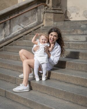 Denisa Pfauserová Instagram - Len je pro mě vedle mušelínu jedna z nejoblíbenějších látek na léto. Je pevný a odolný, přesto prodyšný, skvěle odvádí teplo a vlhkost. Je taky hypoalergenní, poskytuje ochranu proti UV záření a nechytá se na něj tolik prach, jako třeba na bavlnu, takže se nemusí tolik prát. A oproti bavlně se taky na jeho výrobu nespotřebuje tolik vody a chemikálií. Love it. V @ca teď najdete všechny tyhle oversizové krásky, ale třeba i šaty, saka a podobně. Je to mega pohodlný a hodí se úplně kamkoli. Pro Nailís jsem zase vybrala overálek a bílé šatičky a myslím, že jí to teda neskutečně sekne 🥰

#fashion #ootd #len #springsummer #detskamoda #ad