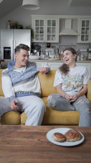 Denisa Pfauserová Instagram - Svět se mění, sourozenecké vztahy zůstávají stejné 😎

@manek_on 

#sourozenci #comedy #vtipnavidea #necum #segra #bracha #celybalenikapesniku #🤣