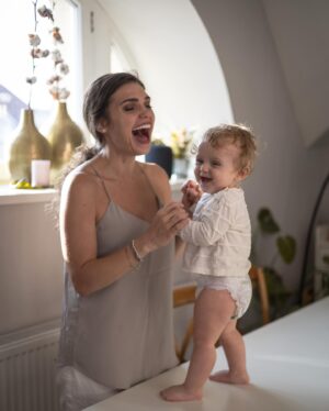 Denisa Pfauserová Instagram - Něco mi říká, že utečeme roku ☺️ Naila se čím dál víc ,,staví na zadní” a když takhle pár vteřin vydrží, nevim, jestli jsme v tu chvíli překvapenější my nebo ona 😁 Miluju taky to, jak začíná pérovat, ať už hraje hudba nebo ne. Tohle mě ve videích na internetu vždycky hrozně bavilo a hrozně jsem se na to těšila 🥰 Samozřejmě je s tím vším spojená spousta pádů a mně jen v hlavě vždycky ve vteřině problikne, že doufám, že má aspoň trochu plnou plínu, aby jí ten pád tolik nebolel 😁😁 

Do těch našich se toho naštěstí vejde hodně 😅 Navíc jsou šetrný k životnímu prostředí i dětským zadečkům :) 

A teď je na bezvaplenky.cz najdete s 21% slevou s kódem ,,Majovasleva” 👶

@bezvaplenky.cz #plenky #babycharm #miminko #spoluprace