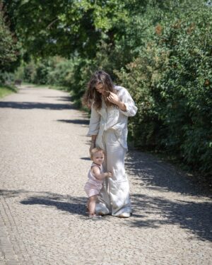 Denisa Pfauserová Instagram - Len je pro mě vedle mušelínu jedna z nejoblíbenějších látek na léto. Je pevný a odolný, přesto prodyšný, skvěle odvádí teplo a vlhkost. Je taky hypoalergenní, poskytuje ochranu proti UV záření a nechytá se na něj tolik prach, jako třeba na bavlnu, takže se nemusí tolik prát. A oproti bavlně se taky na jeho výrobu nespotřebuje tolik vody a chemikálií. Love it. V @ca teď najdete všechny tyhle oversizové krásky, ale třeba i šaty, saka a podobně. Je to mega pohodlný a hodí se úplně kamkoli. Pro Nailís jsem zase vybrala overálek a bílé šatičky a myslím, že jí to teda neskutečně sekne 🥰

#fashion #ootd #len #springsummer #detskamoda #ad