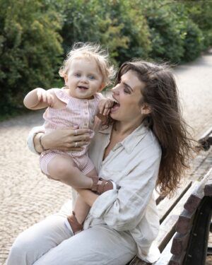 Denisa Pfauserová Instagram - Len je pro mě vedle mušelínu jedna z nejoblíbenějších látek na léto. Je pevný a odolný, přesto prodyšný, skvěle odvádí teplo a vlhkost. Je taky hypoalergenní, poskytuje ochranu proti UV záření a nechytá se na něj tolik prach, jako třeba na bavlnu, takže se nemusí tolik prát. A oproti bavlně se taky na jeho výrobu nespotřebuje tolik vody a chemikálií. Love it. V @ca teď najdete všechny tyhle oversizové krásky, ale třeba i šaty, saka a podobně. Je to mega pohodlný a hodí se úplně kamkoli. Pro Nailís jsem zase vybrala overálek a bílé šatičky a myslím, že jí to teda neskutečně sekne 🥰

#fashion #ootd #len #springsummer #detskamoda #ad