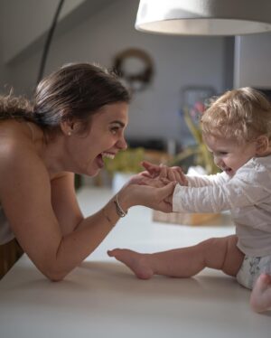 Denisa Pfauserová Instagram - Něco mi říká, že utečeme roku ☺️ Naila se čím dál víc ,,staví na zadní” a když takhle pár vteřin vydrží, nevim, jestli jsme v tu chvíli překvapenější my nebo ona 😁 Miluju taky to, jak začíná pérovat, ať už hraje hudba nebo ne. Tohle mě ve videích na internetu vždycky hrozně bavilo a hrozně jsem se na to těšila 🥰 Samozřejmě je s tím vším spojená spousta pádů a mně jen v hlavě vždycky ve vteřině problikne, že doufám, že má aspoň trochu plnou plínu, aby jí ten pád tolik nebolel 😁😁 

Do těch našich se toho naštěstí vejde hodně 😅 Navíc jsou šetrný k životnímu prostředí i dětským zadečkům :) 

A teď je na bezvaplenky.cz najdete s 21% slevou s kódem ,,Majovasleva” 👶

@bezvaplenky.cz #plenky #babycharm #miminko #spoluprace