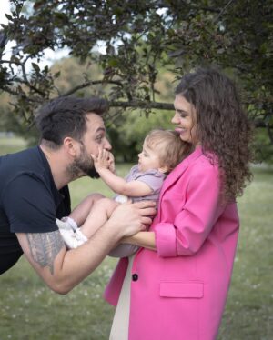 Denisa Pfauserová Instagram - Rok se s rokem sešel a my ten svůj strom na Letenský pláni nakonec našli, i když už byl oproti loňsku odkvetlej :) Za to Martin zase oproti loňsku odkvetlej neni, myslim ve vousech 😁 Pro srovnání přikládám i dvě fotky z minulého roku, kdy byla Naila ještě v bříšku, nemohla tátu odstrkovat, tahat ho za vlasy, ani se nespokojeně ksichtit 😁😁 Miluju naše rodinný fotky. Jednou se na ně v důchodu budu s láskou dívat. Ale miluju to, že je právě teď žiju ❤️ Krásný svátek lásky vám přeji 🌸

#family #rodina #svateklasky #prvnimaj

@_kucera_martin_
