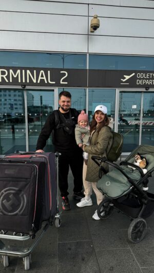 Denisa Pfauserová Instagram - Tak co? Kdo má chuť tohle prohlásit všem cestujícím v letadle v reakci na jejich zhrozené výrazy říkající ,,NE! DÍTĚ!!” 😁😁

#travel #letimesvami #cestovanismiminky #tobudelet #tobudebolet