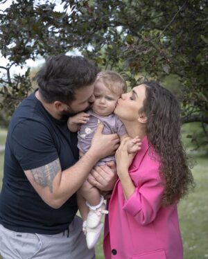 Denisa Pfauserová Instagram - Rok se s rokem sešel a my ten svůj strom na Letenský pláni nakonec našli, i když už byl oproti loňsku odkvetlej :) Za to Martin zase oproti loňsku odkvetlej neni, myslim ve vousech 😁 Pro srovnání přikládám i dvě fotky z minulého roku, kdy byla Naila ještě v bříšku, nemohla tátu odstrkovat, tahat ho za vlasy, ani se nespokojeně ksichtit 😁😁 Miluju naše rodinný fotky. Jednou se na ně v důchodu budu s láskou dívat. Ale miluju to, že je právě teď žiju ❤️ Krásný svátek lásky vám přeji 🌸

#family #rodina #svateklasky #prvnimaj

@_kucera_martin_