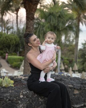 Denisa Pfauserová Instagram - Je to tu neskutečně fotogenický. Celá Fue samozřejmě, ale i náš hotel. Byli jsme se jednou projít do Costa Calmy, ale vlastně to naše nádvoříčko okolo bazénu bylo mnohem malebnější :) Jinak hotel super. Nejde si nevšimnout, že je starší, ale musím říct, že tam bylo neskutečně čisto. Vůbec jsme to nechápali, ale ačkoli jsme pokoj opouštěli pokaždé v jinou denní dobu, vždycky jsme se vrátili do uklizeného, podlaha ještě mokrá a hlavně jako fakt uklizeno, rozuměj srovnaný naše věci 🙏 Jako rozhodně to bylo poprvý, co jsme neměli na pokoji imrvére vybouchlou atomovku 😅 Personál moc milý, kmitali jak na drátkách, žádný maňána 😁 Měli i nějaký animační programy a kolektivní sporty, ale nás po celou dobu zaměstnávala naše malá animátorka, takže jsme nevyužili ☺️ V bazénu (kterej je obrovskej) jsem si taky byla zaplavat dvakrát a spíš byla furt naložená v brouzdališti, ae to neva, stejně tam bylo teplejš a líp se natahovalo pro drink 🍹No a jídlo taky ucházející. Měli jsme to s all inclusive a kdo zná, tak ví :) Kuchyně všeho druhu, já se těšila na množství druhů ovoce, ryby a mořské plody, Marťa si dával spíš pizzu a těstoviny. Jo a sice tam fouká, ale nejsou komáři, takže jsme spali při otevřených dveřích na balkon a celou noc poslouchali vzdálené šumění moře 🥰🐚🌊

hotel Rio Calma ze sítě @r2hotelsofficial 

#fuerteventura #canaryislands #kanárskéostrovy #dovolenascedokem