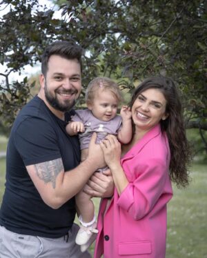 Denisa Pfauserová Instagram - Rok se s rokem sešel a my ten svůj strom na Letenský pláni nakonec našli, i když už byl oproti loňsku odkvetlej :) Za to Martin zase oproti loňsku odkvetlej neni, myslim ve vousech 😁 Pro srovnání přikládám i dvě fotky z minulého roku, kdy byla Naila ještě v bříšku, nemohla tátu odstrkovat, tahat ho za vlasy, ani se nespokojeně ksichtit 😁😁 Miluju naše rodinný fotky. Jednou se na ně v důchodu budu s láskou dívat. Ale miluju to, že je právě teď žiju ❤️ Krásný svátek lásky vám přeji 🌸

#family #rodina #svateklasky #prvnimaj

@_kucera_martin_