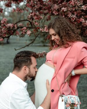 Denisa Pfauserová Instagram - Rok se s rokem sešel a my ten svůj strom na Letenský pláni nakonec našli, i když už byl oproti loňsku odkvetlej :) Za to Martin zase oproti loňsku odkvetlej neni, myslim ve vousech 😁 Pro srovnání přikládám i dvě fotky z minulého roku, kdy byla Naila ještě v bříšku, nemohla tátu odstrkovat, tahat ho za vlasy, ani se nespokojeně ksichtit 😁😁 Miluju naše rodinný fotky. Jednou se na ně v důchodu budu s láskou dívat. Ale miluju to, že je právě teď žiju ❤️ Krásný svátek lásky vám přeji 🌸

#family #rodina #svateklasky #prvnimaj

@_kucera_martin_