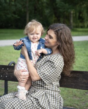 Denisa Pfauserová Instagram - Dneska slaví první narozeniny ten nejúžasnější človíček, kterého znám. Co jsem se na tebe načekala, holčičko moje. Pamatuju si ten moment, kdy jsem tě poprvé uslyšela a nemohla uvěřit, že je to doopravdy. Že vážně slyším svoje miminko. V okamžiku, kdy jsem tě poprvé uviděla, jsem úplně přestala dýchat. Od té chvíle jsem nejšťastnější na světě, když tě držím v náruči. Pozoruju Tě každý den a modlím se, aby tahle vteřina nikdy neskončila. Vždycky, když se směješ, spínáš ke mně ručičky a láskyplně se na mě díváš, mám pocit, že tou přemírou štěstí a lásky snad exploduju. Vím, že ani nemrknu a budu ti pomáhat do svatebních šatů, ale prosím, moc prosím, zkus růst co nejpomaleji. Já si každou ti vteřinu s tebou potřebuju užít co nejvíc… Miluju tě.

S láskou máma ❤️

#naila #prvninarozeniny