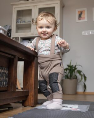 Denisa Pfauserová Instagram - Pořád slýchám, jak je neskutečný, že naše Naila prakticky od osmého měsíce stála a pochodovala okolo nábytku. A já jen na to vždycky: Fakt jo? Aha. Zakázala jsem si všechny ty aplikace, kde vám píšou kdy by zhruba miminko co mělo. Nechtěla jsem se tím stresovat. A jasně, když to jde, tak jí ráda motivuju, napomáhám, raduju se s ní, když se jí něco povede a tak, ale nic jí nenutím a hlavně bych si z toho nic nedělala, když by byla ,,opožděná”. Hele, ony ty děti nepřestanou ležet věčně, jednou se naučí sedět, stát, chodit všechny. A pokud vám pediatr vysloveně neřekne, že je něco špatně, tak není… A že VY byste chtěli, aby už konečně aspoň seděli? Jen si užívajte všeho co nejdýl to jde. To klišé, jak rychle to utíká, je totiž strašně pravdivý ❤️