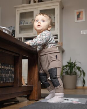 Denisa Pfauserová Instagram - Pořád slýchám, jak je neskutečný, že naše Naila prakticky od osmého měsíce stála a pochodovala okolo nábytku. A já jen na to vždycky: Fakt jo? Aha. Zakázala jsem si všechny ty aplikace, kde vám píšou kdy by zhruba miminko co mělo. Nechtěla jsem se tím stresovat. A jasně, když to jde, tak jí ráda motivuju, napomáhám, raduju se s ní, když se jí něco povede a tak, ale nic jí nenutím a hlavně bych si z toho nic nedělala, když by byla ,,opožděná”. Hele, ony ty děti nepřestanou ležet věčně, jednou se naučí sedět, stát, chodit všechny. A pokud vám pediatr vysloveně neřekne, že je něco špatně, tak není… A že VY byste chtěli, aby už konečně aspoň seděli? Jen si užívajte všeho co nejdýl to jde. To klišé, jak rychle to utíká, je totiž strašně pravdivý ❤️