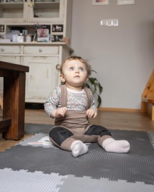 Denisa Pfauserová Instagram - Pořád slýchám, jak je neskutečný, že naše Naila prakticky od osmého měsíce stála a pochodovala okolo nábytku. A já jen na to vždycky: Fakt jo? Aha. Zakázala jsem si všechny ty aplikace, kde vám píšou kdy by zhruba miminko co mělo. Nechtěla jsem se tím stresovat. A jasně, když to jde, tak jí ráda motivuju, napomáhám, raduju se s ní, když se jí něco povede a tak, ale nic jí nenutím a hlavně bych si z toho nic nedělala, když by byla ,,opožděná”. Hele, ony ty děti nepřestanou ležet věčně, jednou se naučí sedět, stát, chodit všechny. A pokud vám pediatr vysloveně neřekne, že je něco špatně, tak není… A že VY byste chtěli, aby už konečně aspoň seděli? Jen si užívajte všeho co nejdýl to jde. To klišé, jak rychle to utíká, je totiž strašně pravdivý ❤️