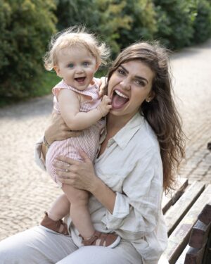 Denisa Pfauserová Instagram - Len je pro mě vedle mušelínu jedna z nejoblíbenějších látek na léto. Je pevný a odolný, přesto prodyšný, skvěle odvádí teplo a vlhkost. Je taky hypoalergenní, poskytuje ochranu proti UV záření a nechytá se na něj tolik prach, jako třeba na bavlnu, takže se nemusí tolik prát. A oproti bavlně se taky na jeho výrobu nespotřebuje tolik vody a chemikálií. Love it. V @ca teď najdete všechny tyhle oversizové krásky, ale třeba i šaty, saka a podobně. Je to mega pohodlný a hodí se úplně kamkoli. Pro Nailís jsem zase vybrala overálek a bílé šatičky a myslím, že jí to teda neskutečně sekne 🥰

#fashion #ootd #len #springsummer #detskamoda #ad