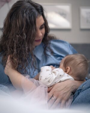 Denisa Pfauserová Instagram - Řeknu vám, ten oxytocin, to je stejně věc ❤️ Věděli jste, že ho mohou produkovat i muži a to staráním se o své děti? :) Pořád říkám, že kdyby se dal vyrábět v tabletkách, zobu ho po kilech 😅😅 Kojení, bonding, spaní spolu v posteli… snažím se vždycky užít každou vteřinu, protože vím, že to tak strašně utíká. Nedejte si nic nikým namluvit a dělejte vše tak, jak vám radí vaše mateřská intuice. Ta je totiž nekonečně moudrá. Příroda je nekonečně moudrá. A zatím nebylo vymyšleno nic silnějšího, než je pouto mezi mámou a jejím dítětem. Jsem přesvědčená, že jen otevřená mateřská náruč je zárukou spokojeného miminka ❤️