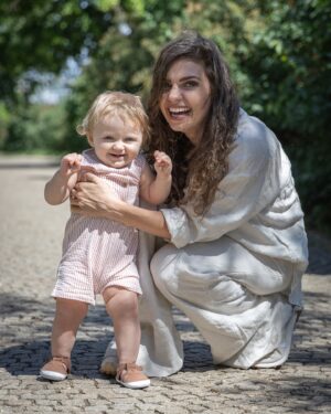 Denisa Pfauserová Instagram - Len je pro mě vedle mušelínu jedna z nejoblíbenějších látek na léto. Je pevný a odolný, přesto prodyšný, skvěle odvádí teplo a vlhkost. Je taky hypoalergenní, poskytuje ochranu proti UV záření a nechytá se na něj tolik prach, jako třeba na bavlnu, takže se nemusí tolik prát. A oproti bavlně se taky na jeho výrobu nespotřebuje tolik vody a chemikálií. Love it. V @ca teď najdete všechny tyhle oversizové krásky, ale třeba i šaty, saka a podobně. Je to mega pohodlný a hodí se úplně kamkoli. Pro Nailís jsem zase vybrala overálek a bílé šatičky a myslím, že jí to teda neskutečně sekne 🥰

#fashion #ootd #len #springsummer #detskamoda #ad