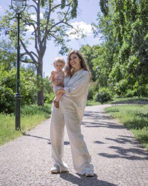 Denisa Pfauserová Instagram - Len je pro mě vedle mušelínu jedna z nejoblíbenějších látek na léto. Je pevný a odolný, přesto prodyšný, skvěle odvádí teplo a vlhkost. Je taky hypoalergenní, poskytuje ochranu proti UV záření a nechytá se na něj tolik prach, jako třeba na bavlnu, takže se nemusí tolik prát. A oproti bavlně se taky na jeho výrobu nespotřebuje tolik vody a chemikálií. Love it. V @ca teď najdete všechny tyhle oversizové krásky, ale třeba i šaty, saka a podobně. Je to mega pohodlný a hodí se úplně kamkoli. Pro Nailís jsem zase vybrala overálek a bílé šatičky a myslím, že jí to teda neskutečně sekne 🥰

#fashion #ootd #len #springsummer #detskamoda #ad