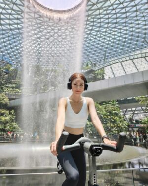 Denise Camillia Tan Instagram - March was unforgettable!❤️‍🔥 I got to spin right next to the mesmerizing rain vortex in Jewel!

Huge thanks to @opposingapore for having me and making it a fun and sweaty experience! The energy was electric!⚡️ 

#OppoWatchX #OppoMeetup #ElevateEveryMoment