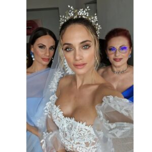 Denise Capezza Instagram - è tutto janco, è tutto vivo
tutte corze, tutti suspiri
ciure frische e vase nove
ce sta 'o Sole, pure si chiove
...
Grazie a @lebaobabsposa per quest'abito che è andato oltre i miei sogni.
Hairstyle @domenicaricciardi 
Make-up @chiaracorsaletti 
Bouquet @laboutiquedipastore
@la_conca_sul_mare