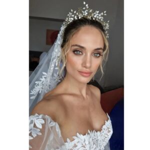 Denise Capezza Instagram - è tutto janco, è tutto vivo
tutte corze, tutti suspiri
ciure frische e vase nove
ce sta 'o Sole, pure si chiove
...
Grazie a @lebaobabsposa per quest'abito che è andato oltre i miei sogni.
Hairstyle @domenicaricciardi 
Make-up @chiaracorsaletti 
Bouquet @laboutiquedipastore
@la_conca_sul_mare