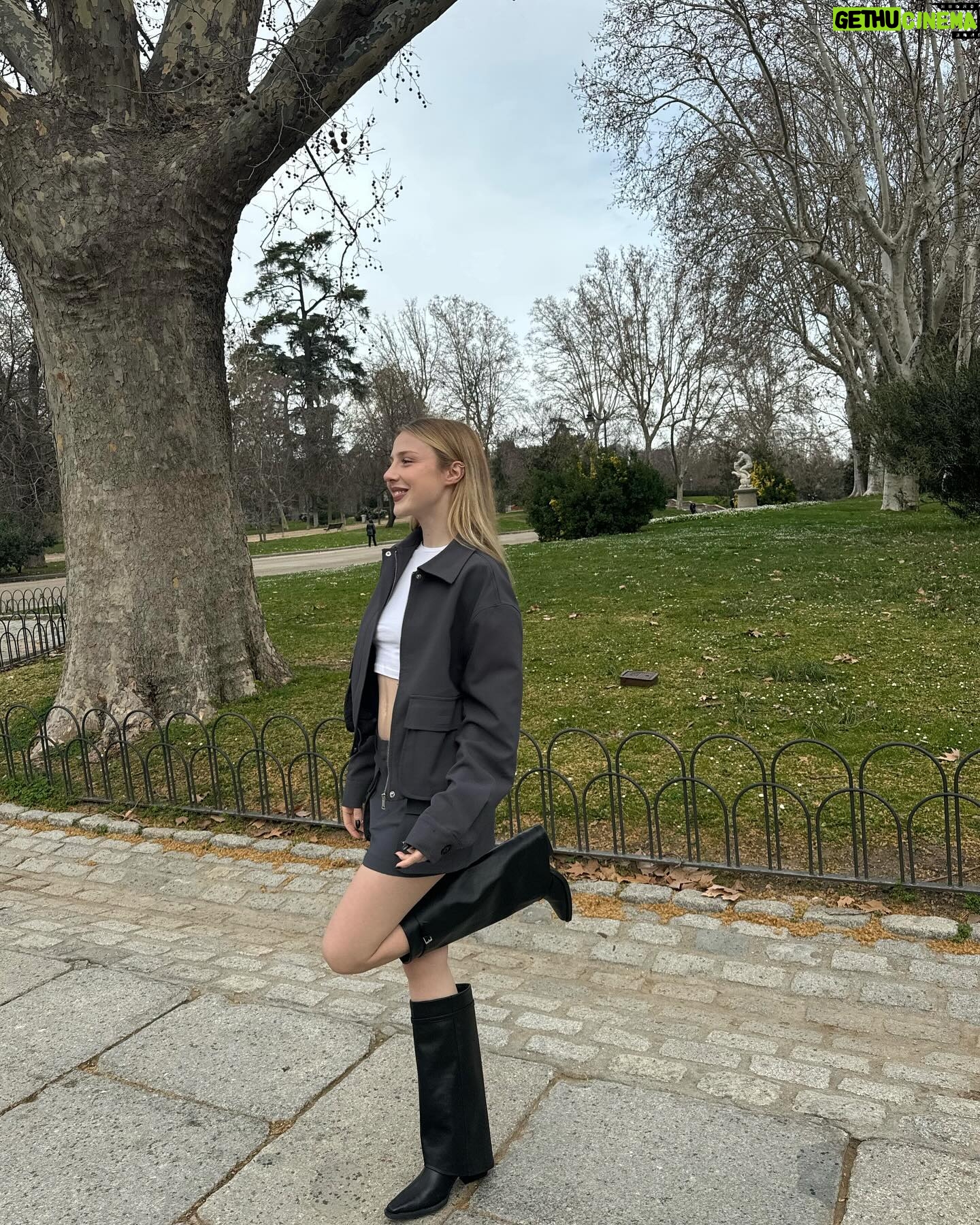 Denisse Peña Instagram - 🐿️ @pullandbear #pullandbearcommunity