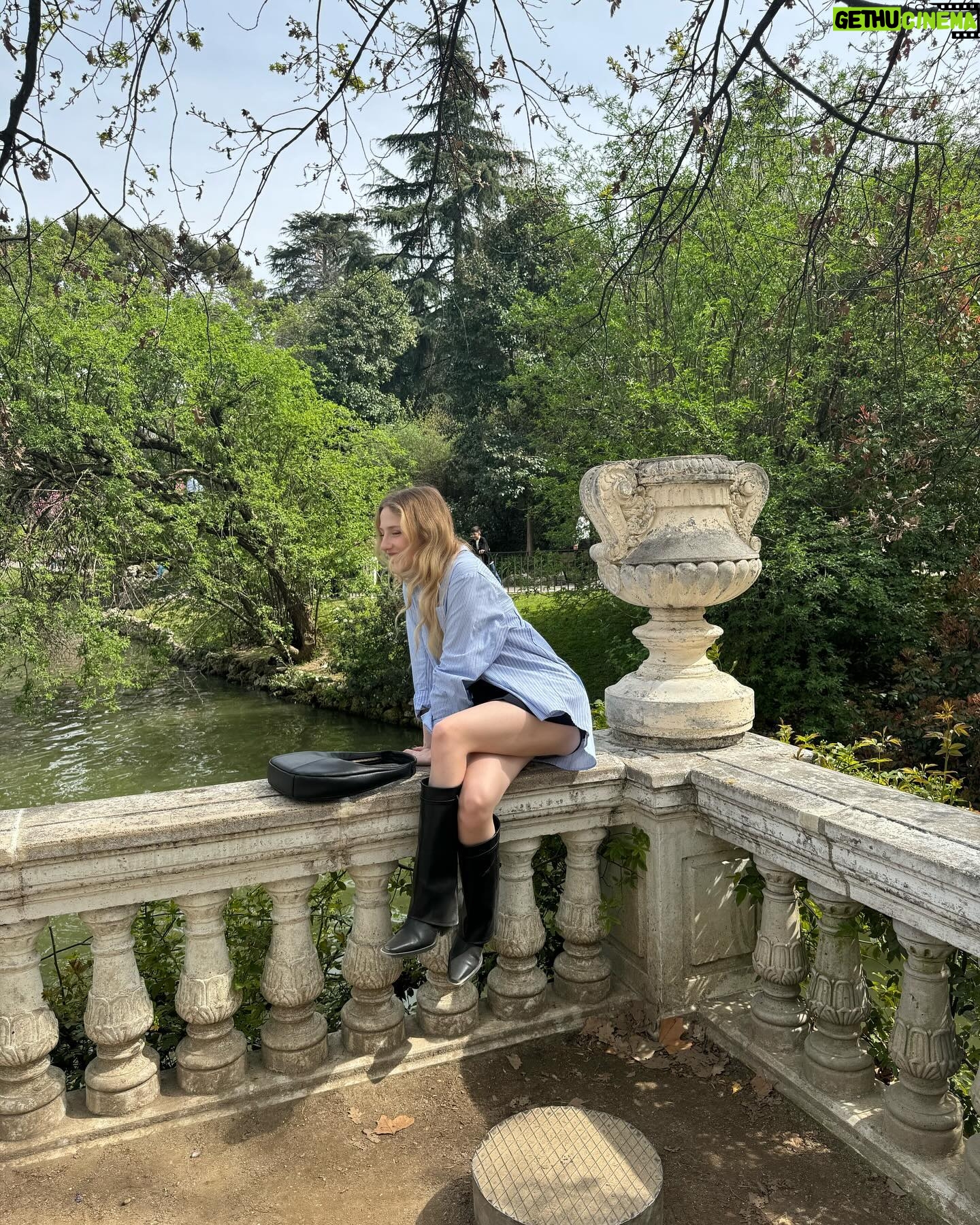 Denisse Peña Instagram - 🦢🫂🧚🏻 @pullandbear #pullandbearcommunity
