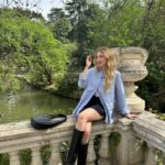 Denisse Peña Instagram - 🦢🫂🧚🏻 @pullandbear #pullandbearcommunity