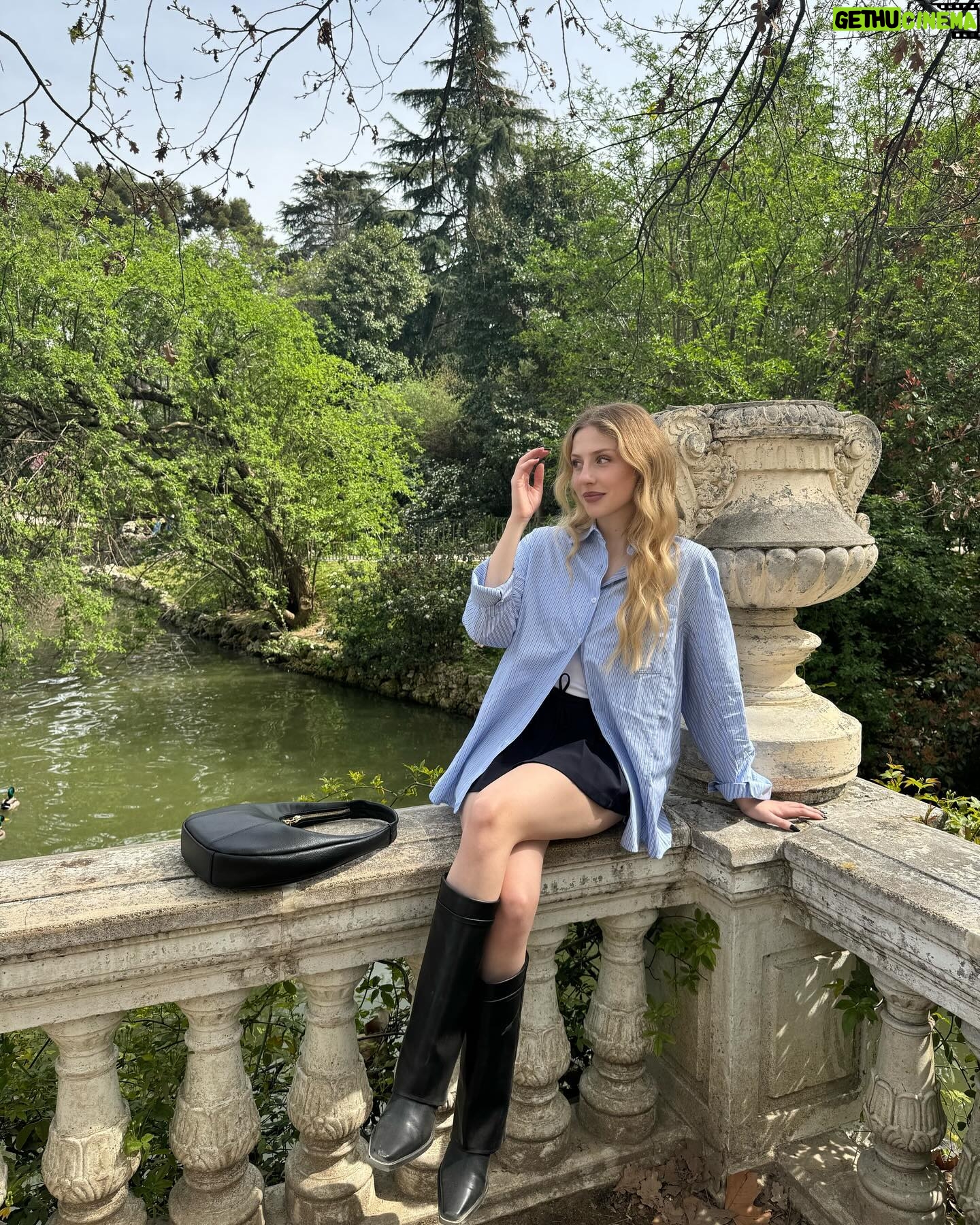 Denisse Peña Instagram - 🦢🫂🧚🏻 @pullandbear #pullandbearcommunity