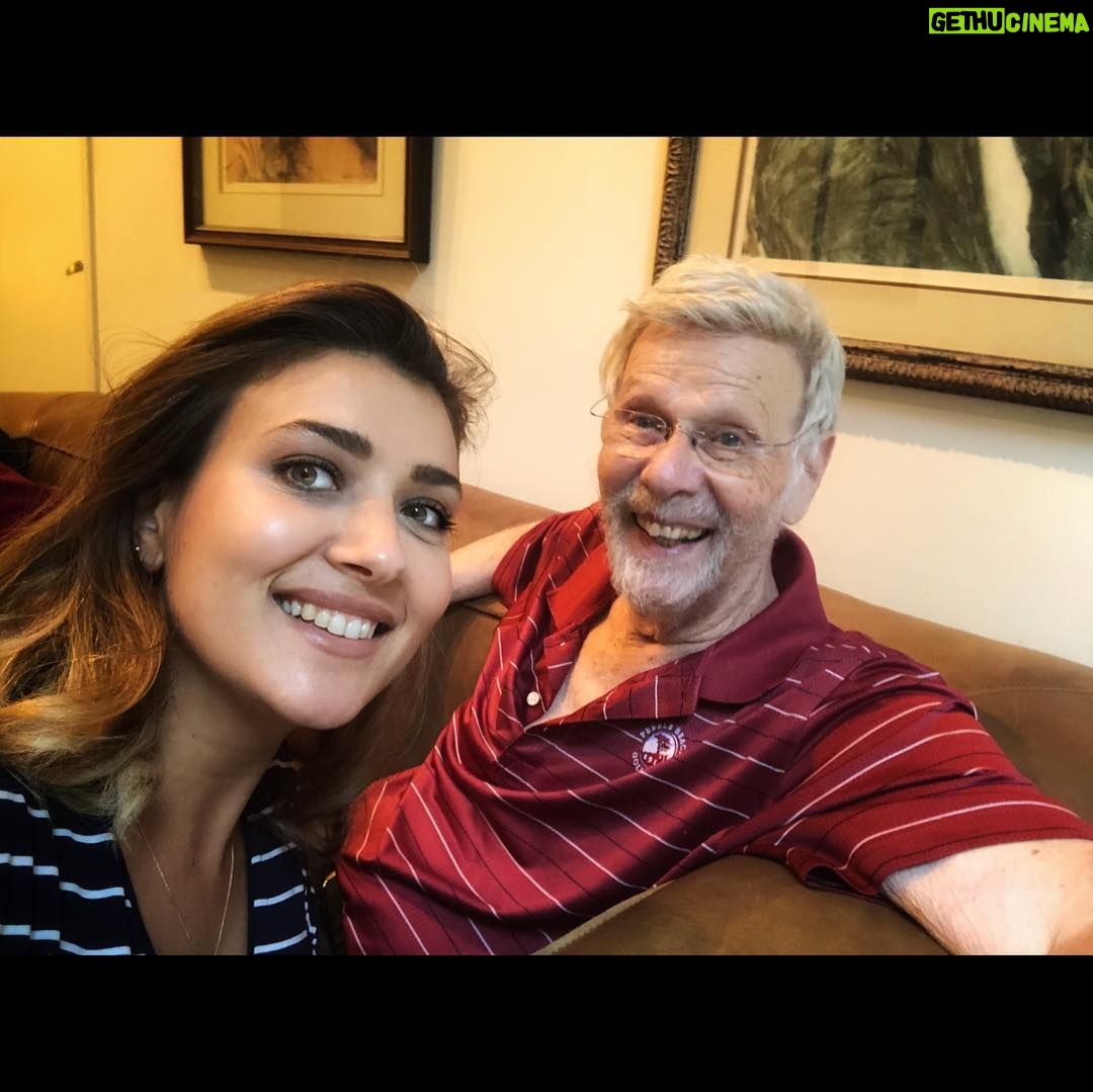 Deniz Bolışık - 2.7K Likes - Hayatımın en güzel deneyimlerindendi ;
10 yıl önce uzun uzun dersine girdim, zihnimi şekillendirdi... Onu yeniden görmek çok güzeldi, tek derste bile yine kafamda milyonlarca şeye sebep oldu 😄
Mevzu oyunculuk değil, sahiden kendinle ilgileniyorsun... Ben enerji dolup çıktım bu sefer ; umarım yeniden hayatımda uzun uzun olur... #ericmorris thanks for encouranging to keep up with my dreams