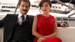 Deniz Bolışık Instagram - Arda... Hoşçakal.. 
Umarım o masmavi bakan gözlerin, 
Şimdi daha çok parlıyordur... 
Yakışıklı gülüşün daha da güzelleşmiştir...
Şarkı söylemeyi bıraktığın sesini tüm evren duyuyordur... 
Burda bıraktığın Ares’le Wilma’na hasret kalmacak şekilde sevdiğin tüm hayvanlarla kucak kucağasındır... 
Umarım aklımızın almayacağı güzellikte kızları aratmayacak ; 
melekler sarmıştır etrafını... 
Umarım hayatta kalmaya çalışan kalbin 
Hiç bilmediğimiz bir mutluluğu yaşıyordur... 
Umarım artık o zeki zihnin
bu dünya işlerinden , 
dertlerinden ve zorluklarından arındığı için, 
Hep ve sadece sevdiğin seyleri yaşayacaktır... 
Ebedi olarak... 
Neyi sevmediğin için vazgeçtiysen bizden, 
Hepsi geride kalsın, şimdi sadece sevdiğin şeylerle dolsun yeni evin... 
Umarım su aklımdan geçenlerden kat kat daha güzeldir, yeni yolculuğun... 
Umarım yeni yerine  cennet deniyordur... 
Yoksa kabullenmek öle zor, 
Cümleler o kadar manasız ki... 
Algılamak , inanmak da 
nerdeyse imkansız... 
Hayatıma girdiğin, 
çok zorlu bir serüveni birlikte paylaşırken , geçirdiğimiz zamanı kolay ve eğlenceli hale getirdiğin için teşekkür ederim... 
Giderken zihnime ve kalplerimize 
bıraktığın iz, yaşattığın şok da 
biraz büyük haberin olsun... 
Zamanı gelince de hesaplaşırız artık, 
Sen şimdilik hoşçakal...