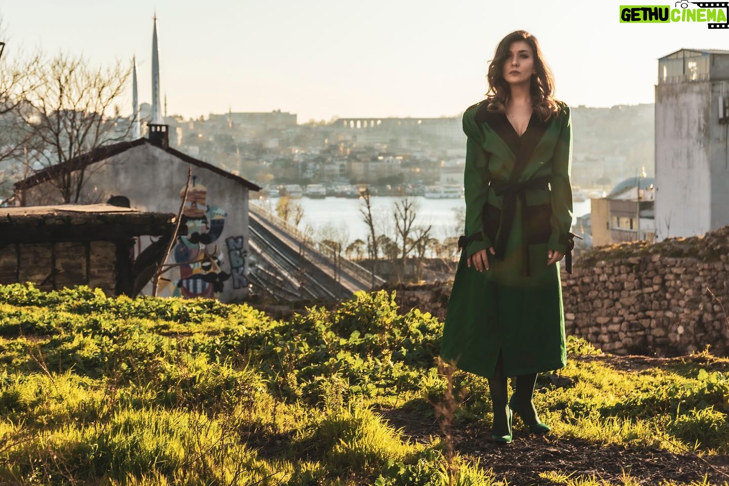 Deniz Bolışık - 2.4K Likes - Bekle bizi İstanbul,
biraz daha evdeyiz,
azıcık sabret 😉
📷 @tolgaozgal 👗 @kithandkinofficial