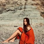 Deniz Barut Instagram – Hastasıyım taşıdığımız ruhun… Kadının direnen, mücadeleci ve her yere hakkıyla yetişen ruhuna hayranım… Var olmak için salağı oynamak zorunda kalmadığımız günler diliyorum, hakkımızı aramak zorunda kalmadığımız, yok sayılmadığımız, bizi yok eden, hiç eden yörüngelere girmediğimiz ve sesimizi kısmayan bir dünya diliyorum. Çalışalım, üretelim, koşalım, susmayalım…
Sarıldım tüm kadınların eşsiz ruhuna… 🌺
#8martdünyakadınlargünü