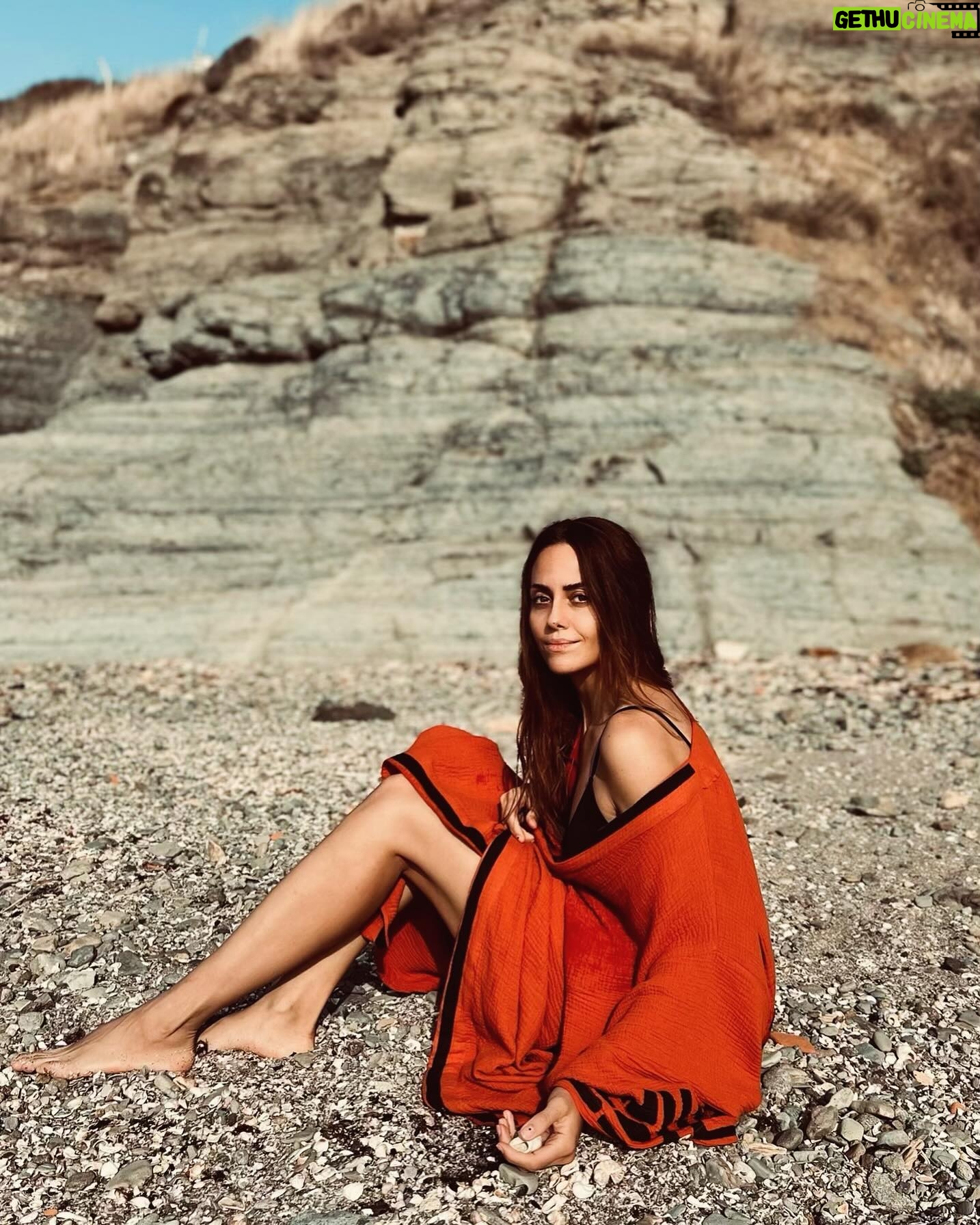 Deniz Barut Instagram - Hastasıyım taşıdığımız ruhun… Kadının direnen, mücadeleci ve her yere hakkıyla yetişen ruhuna hayranım… Var olmak için salağı oynamak zorunda kalmadığımız günler diliyorum, hakkımızı aramak zorunda kalmadığımız, yok sayılmadığımız, bizi yok eden, hiç eden yörüngelere girmediğimiz ve sesimizi kısmayan bir dünya diliyorum. Çalışalım, üretelim, koşalım, susmayalım… Sarıldım tüm kadınların eşsiz ruhuna… 🌺 #8martdünyakadınlargünü