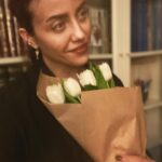 Deniz Barut Instagram – Bile isteye sevmeyi seçtiğimiz ve bunun için emek harcadığımız her bir canlının yanımızda, yolumuzda güçlü ve özgür duruşunu seyretmek paha biçilemez olmalı. Nitekim sevme tanımlarımız, sevince yanan canlarımız, sevince katlandıklarımız diye bahsettiğimiz her bir zorluk sevmeyi bilmemekten mütevellit. Çektiğin her karın ağrısı sevince senin olsun istemenden, sevince sana benzesin istemenden, sevince sana uysun istemenden başlıyor. Sevmek öğrenilebilir, yeniden ve yeniden ve yeniden inşa edilebilir bir emek mücadelesi. Sevelim, bolca, özgürce… 
İyi ki doğdum…🪷