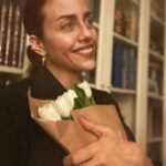 Deniz Barut Instagram – Bile isteye sevmeyi seçtiğimiz ve bunun için emek harcadığımız her bir canlının yanımızda, yolumuzda güçlü ve özgür duruşunu seyretmek paha biçilemez olmalı. Nitekim sevme tanımlarımız, sevince yanan canlarımız, sevince katlandıklarımız diye bahsettiğimiz her bir zorluk sevmeyi bilmemekten mütevellit. Çektiğin her karın ağrısı sevince senin olsun istemenden, sevince sana benzesin istemenden, sevince sana uysun istemenden başlıyor. Sevmek öğrenilebilir, yeniden ve yeniden ve yeniden inşa edilebilir bir emek mücadelesi. Sevelim, bolca, özgürce… 
İyi ki doğdum…🪷