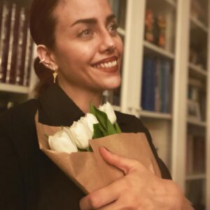 Deniz Barut Instagram - Bile isteye sevmeyi seçtiğimiz ve bunun için emek harcadığımız her bir canlının yanımızda, yolumuzda güçlü ve özgür duruşunu seyretmek paha biçilemez olmalı. Nitekim sevme tanımlarımız, sevince yanan canlarımız, sevince katlandıklarımız diye bahsettiğimiz her bir zorluk sevmeyi bilmemekten mütevellit. Çektiğin her karın ağrısı sevince senin olsun istemenden, sevince sana benzesin istemenden, sevince sana uysun istemenden başlıyor. Sevmek öğrenilebilir, yeniden ve yeniden ve yeniden inşa edilebilir bir emek mücadelesi. Sevelim, bolca, özgürce… 
İyi ki doğdum…🪷