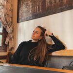 Deniz Barut Instagram - Farkında olmadığımız zamanların yer eden anıları… Geriye bakınca anlaşılan bugün 🤍 İzmir… Ben…